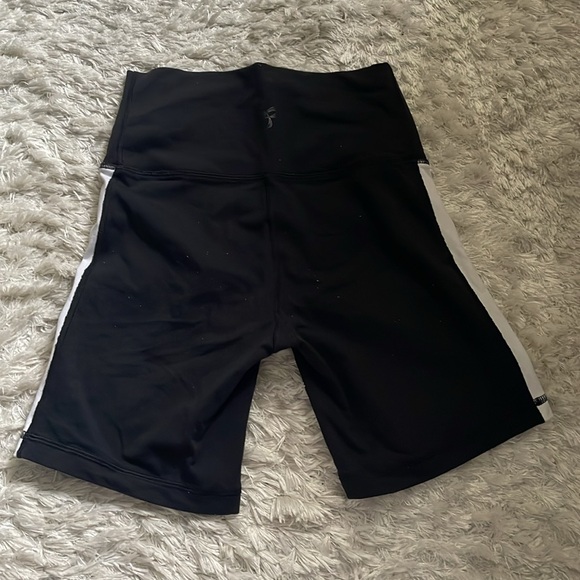 Aritzia TNA biker shorts - Picture 2 of 2